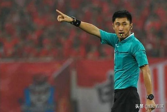 中超联赛裁判一年的年薪有多少钱呢?他们是如何选拔的?
