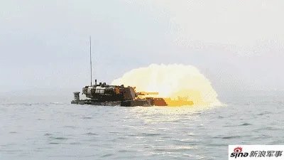 中国05式两栖步战车在海里时是否可以开炮？性能怎么样？