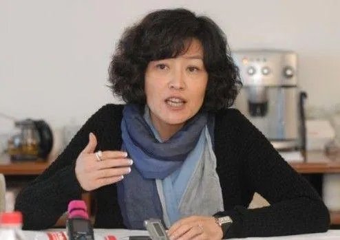 李咏老婆哈文的简介婚史 李咏和哈文的爱情 李咏怎么追求哈文的