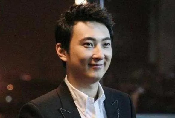 王思聪甜仇分手，甜仇是谁？谈这种没名分没钱的恋爱不后悔吗？