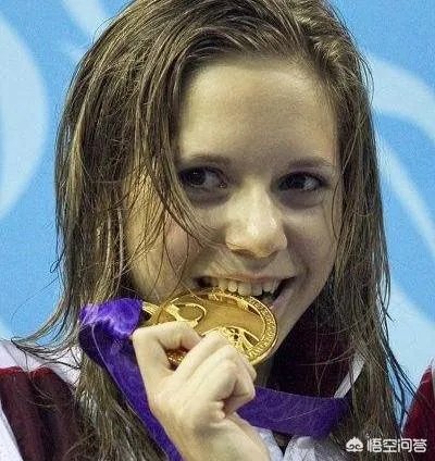 有些运动员喜欢咬金牌，这是为什么？