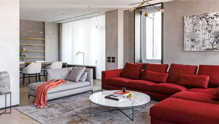 深红色打造的公寓翻新设计，效果令人惊叹！