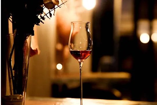 如何看待男子酒后睡路边被盗刷12万这件事?