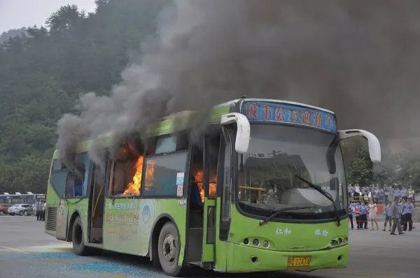 近日济南一大巴车发生爆炸,具体是什么原因造成的?