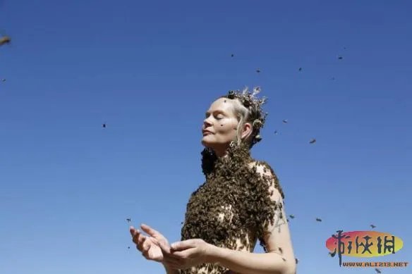 女子身披万只蜜蜂 翩翩起舞追求艺术到忘我境界