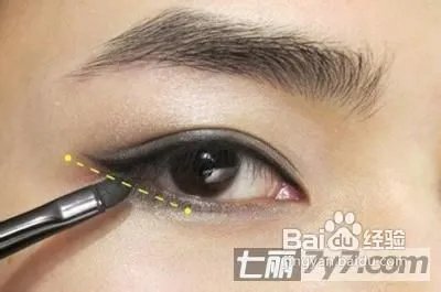 单眼皮女生怎么画眼妆