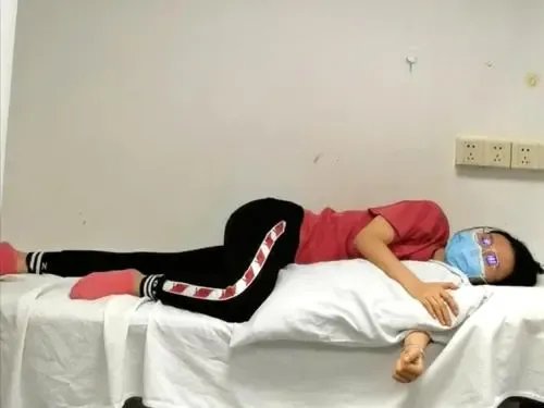 广州一位18岁少女睡姿不对致脊柱弯曲，正确的睡觉姿势是什么样的？