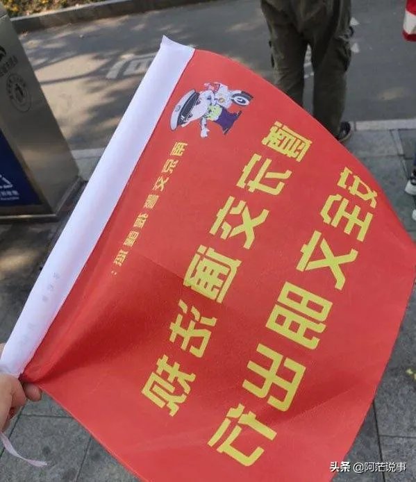 南京考驾照须先站岗执勤2小时，网友：建议全国推广，你有何看法？