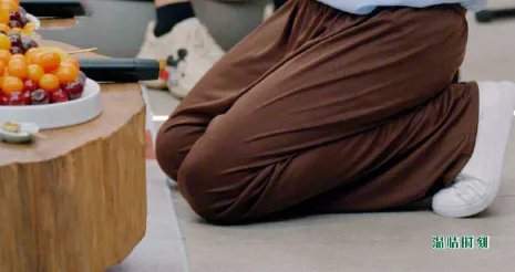 从草根变明星,笑星杨迪当场下跪感谢父母,透露辛酸史引爆泪腺,怎么回事?