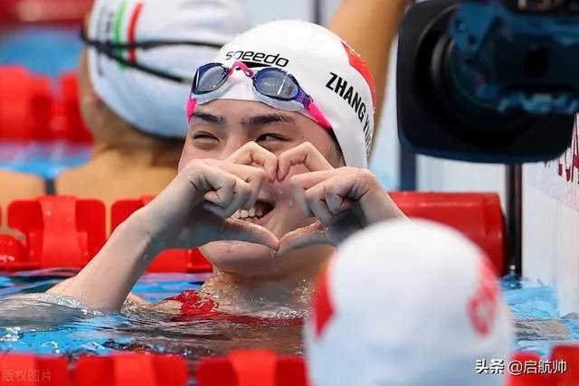 关晓彤晒出与张雨霏合影，两种风情，哪种美更胜一筹？