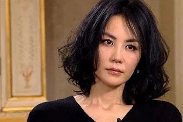 王菲深夜现身前夫李亚鹏住所，两个人复合了吗？