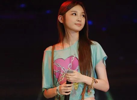 爆姜敏京整容前后对比图 被疑做下颚削骨手术