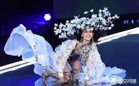 主持节目时高跟鞋掉了怎么办?