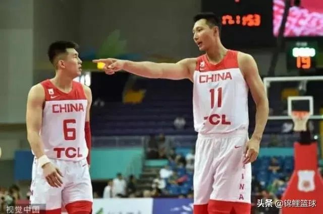 网友翻了郭艾伦和易建联的微博,前者大多是综艺,后者大多是篮球,你怎么看?