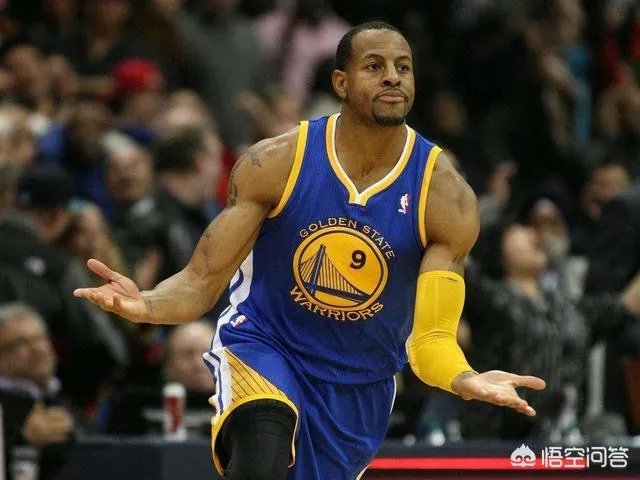 勇士击败开拓者，伊戈达拉将球砸向观众遭驱逐，他需要向球迷支付赔偿金吗？你怎么看？