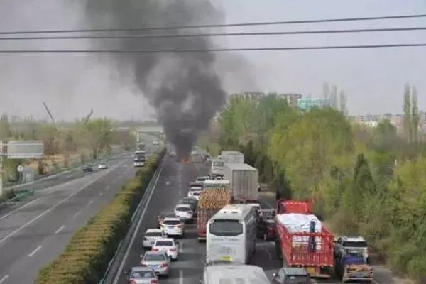 银西高速机场附近三车追尾 无人员伤亡