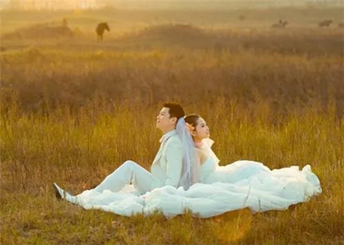 拍结婚照姿势大全 2017最好看的婚纱照姿势