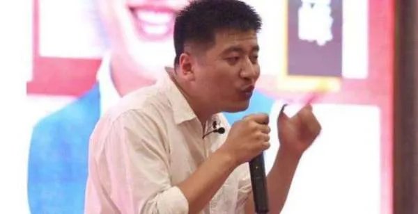 红极一时的张雪峰,因发言不当公开道歉,现在过得怎么样?