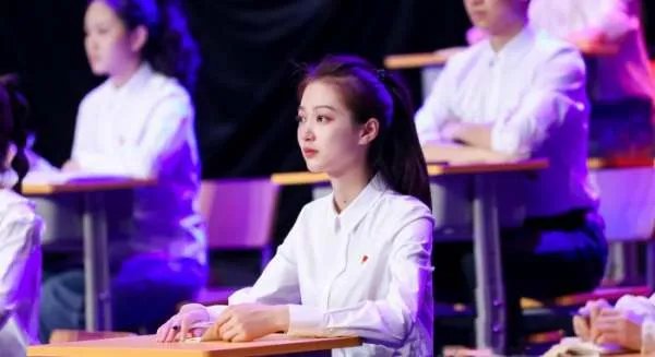 领诵员冯琳一夜成名，昔日被上海台主持人比赛淘汰未来何去何从，你怎么看？