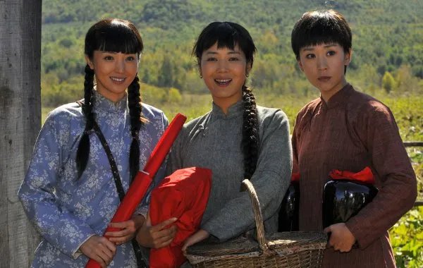 王茜华:演农村剧走红,为拍戏整容200次,今50岁现状如何?