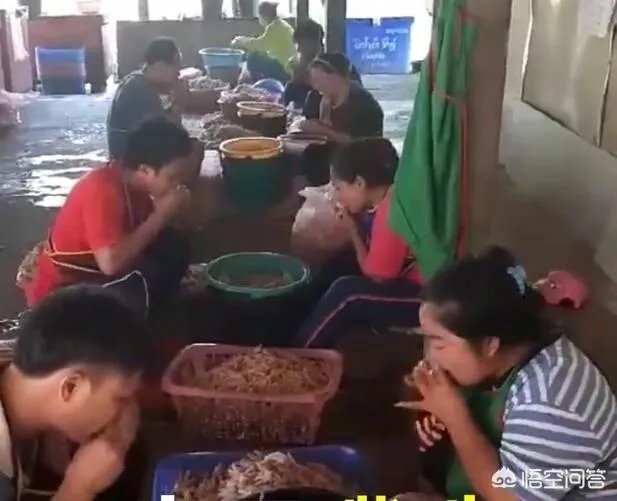 看了很多报道说“无骨鸡爪”是工人用嘴啃出来的，真的吗？