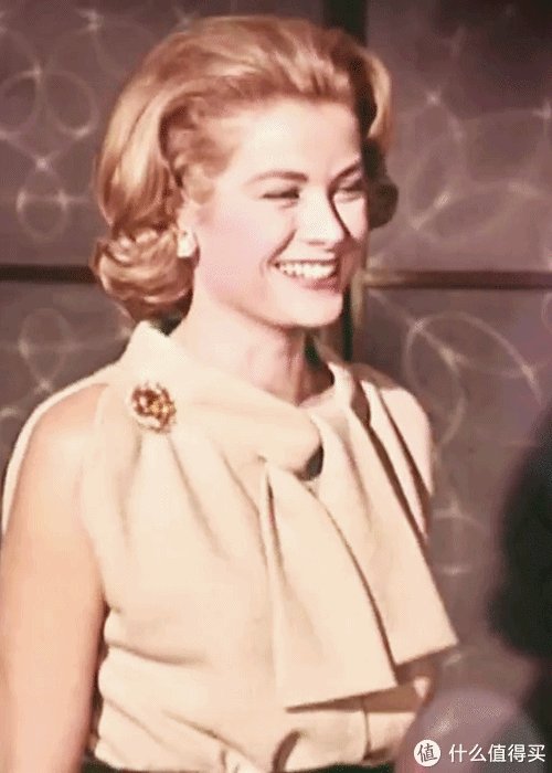 女士胸针怎么佩戴