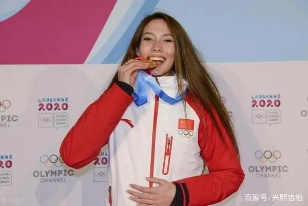 谷爱凌咬住金牌庆祝胜利，为何大多数冠军都会有这个姿势？