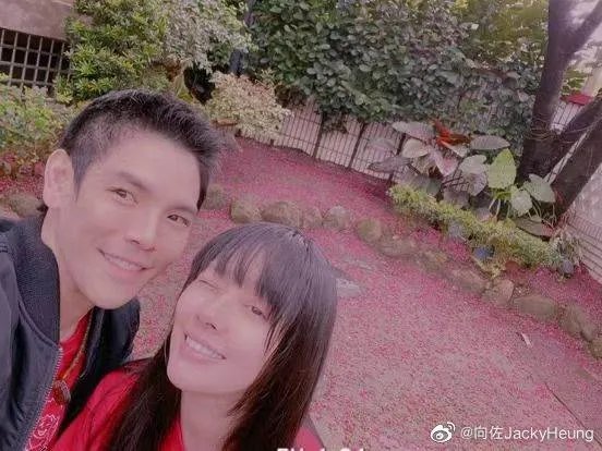 向太携儿子儿媳与友人聚餐，为何郭碧婷表情一脸冷淡？