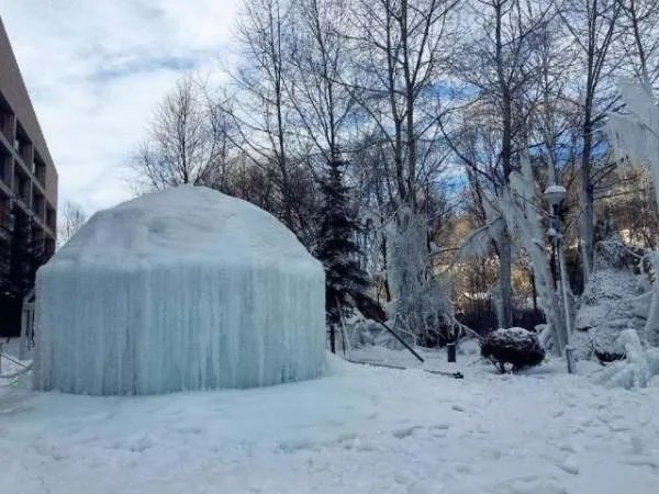 在南北极使用冰屋取暖,真的有保暖效果吗?住在冰屋里真的不冷吗?