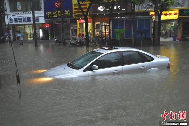深圳暴雨地铁站被淹，开车如坐船，遇到暴雨应怎么办？