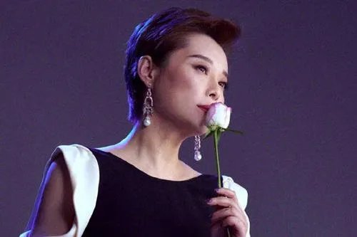 袁立经常前往边远地区做慈善活动，她为何会投身公益事业？