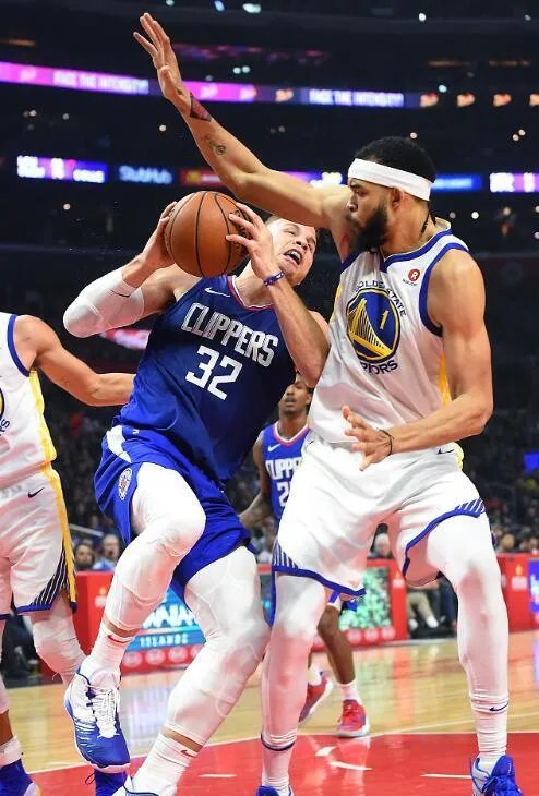 格里芬倒地抽搐，如何有效地在体育比赛中避免受伤？