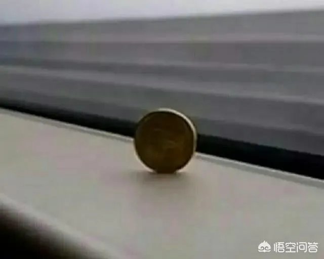 人在高速行驶的高铁上跳跃,落地后会落到原点吗?为什么?