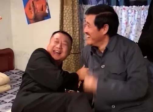 赵本山“打戏”花絮曝光，范伟被一脚踹到地上，两人相拥大笑，两人在拍啥？
