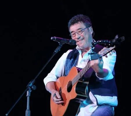 李宗盛隔空对唱当爱已成往事 掩面强忍泪哽咽唱不出来