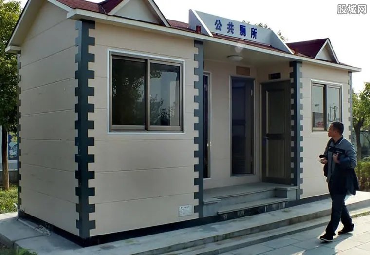 大妈们公厕外排队狂抽厕纸 这种行为让人羞愧