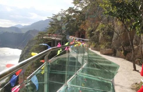 辽宁虎谷峡玻璃栈道发生事故，事故原因是什么？？