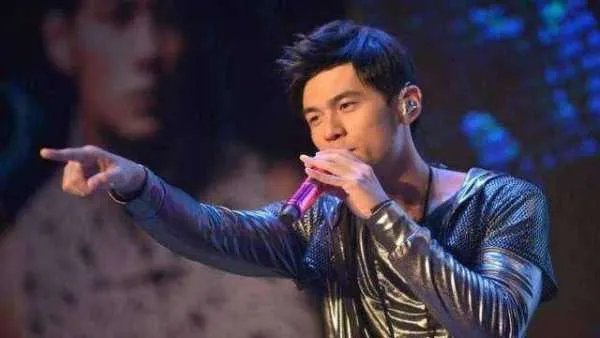 为什么昆凌参加任何活动，周杰伦都几乎可以在其左右？