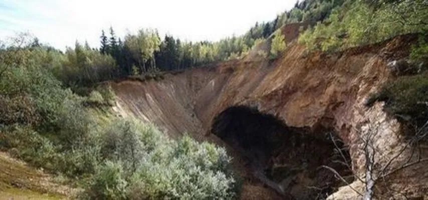 男女发现山洞闪金光进一看兴奋极了（图）