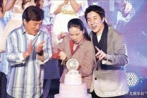 林凤娇深爱成龙这么多年，背后为何全是泪水？