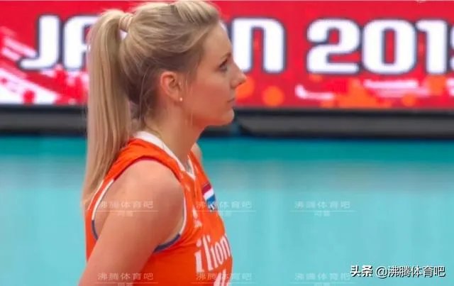 在和中国女排的比赛中，14号荷兰美女球员总被教练单独训话，她是谁？有什么来头吗？