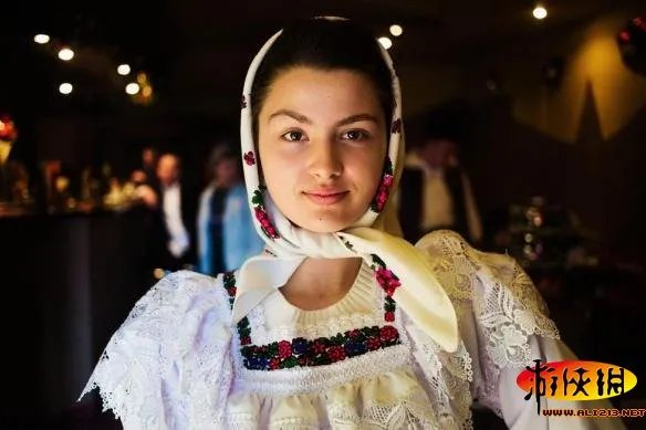 世界美女地图：罗马尼亚29岁女子穷游37国专拍正妹