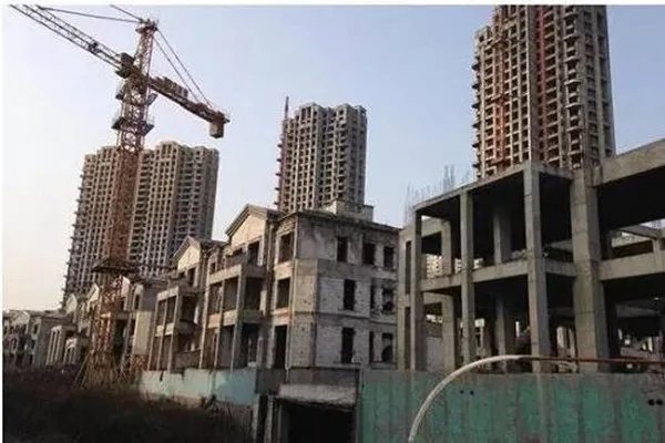 昆明业主住烂尾楼雨水洗脸，业主的楼房为何没有正常交付？