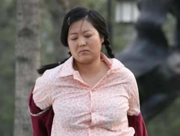 王茜华:演农村剧走红,为拍戏整容200次,今50岁现状如何?