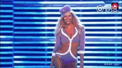 主持节目时高跟鞋掉了怎么办?