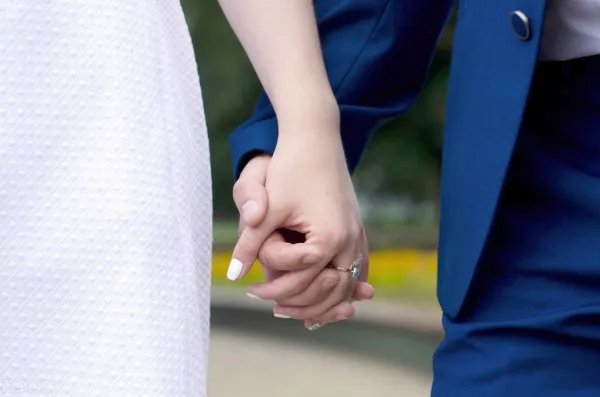 赵本山妻子谈女儿整容,坦言看着很揪心,女儿整容她该不该阻止?