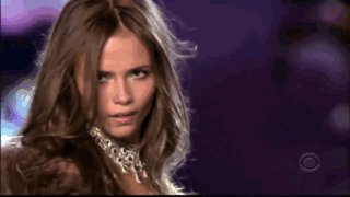 主持节目时高跟鞋掉了怎么办?