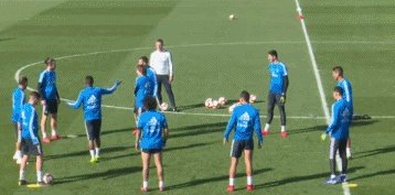 贝尔推开上来庆祝的巴斯克斯，西媒曝料：因队友干涉其私生活让贝尔感到愤怒，你怎么看？