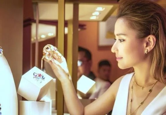 如何看待窦骁与何超莲的恋情?