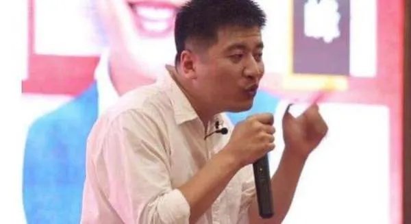 红极一时的张雪峰,因发言不当公开道歉,现在过得怎么样?